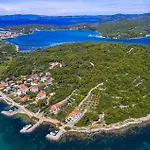 Beautiful In With House Sea View Ždrelac